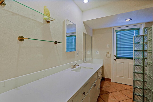 Building Photo - 6203 N 12th Pl