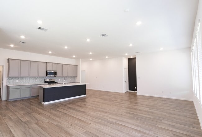 Building Photo - 705 Western Fern