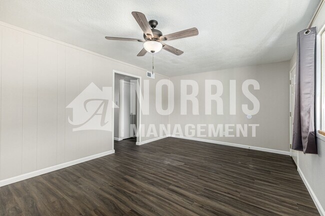 Building Photo - Convenient, Beautifully Updated Space Available Now!