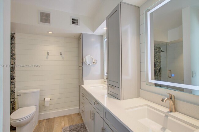 Building Photo - 5900 Collins Ave