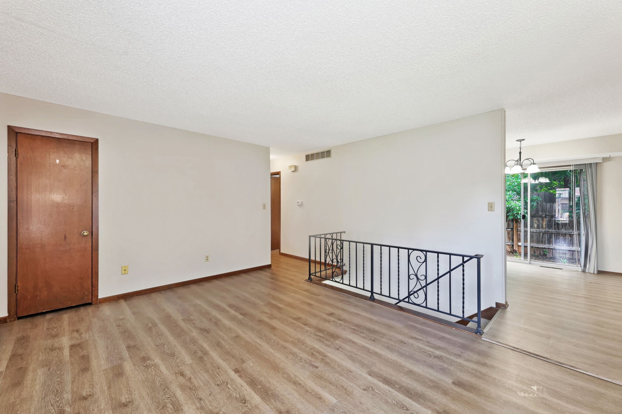 Building Photo - 1102 E Redwood Rd