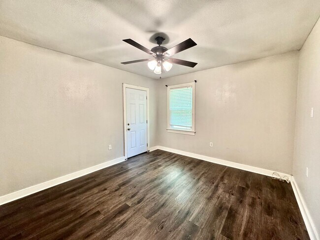 Building Photo - 2428 Orpine Ave