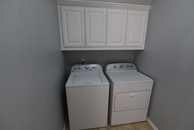 Building Photo - Great 4 Bedroom 2.5 Bathroom, In Bridle Ga...