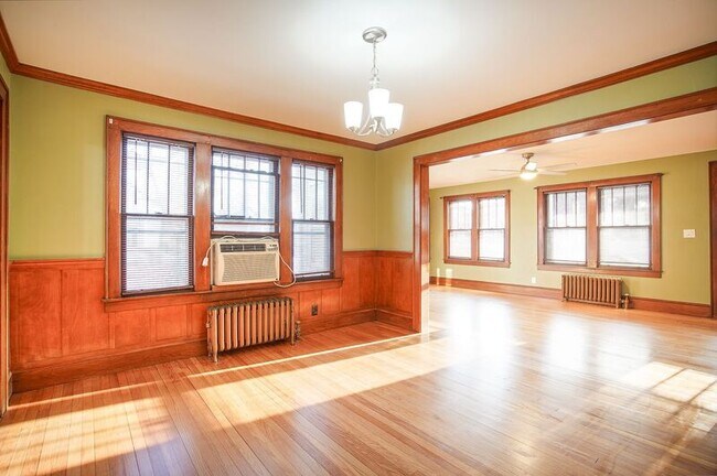 Building Photo - 109 Carver St