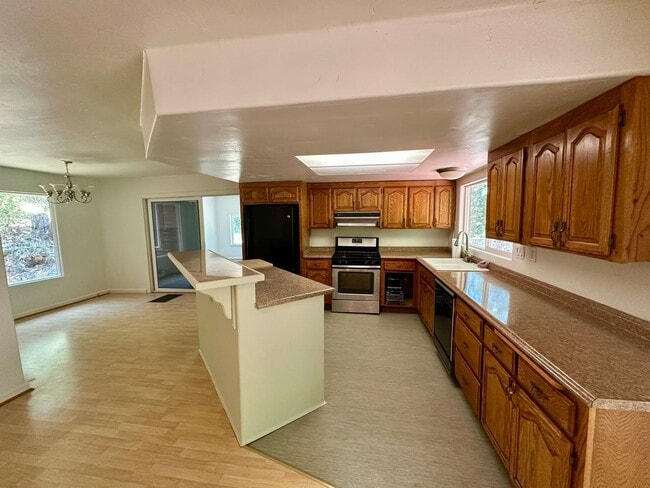 Building Photo - 4 Bedroom 2.5 Bathroom Home on 2 Acres Clo...