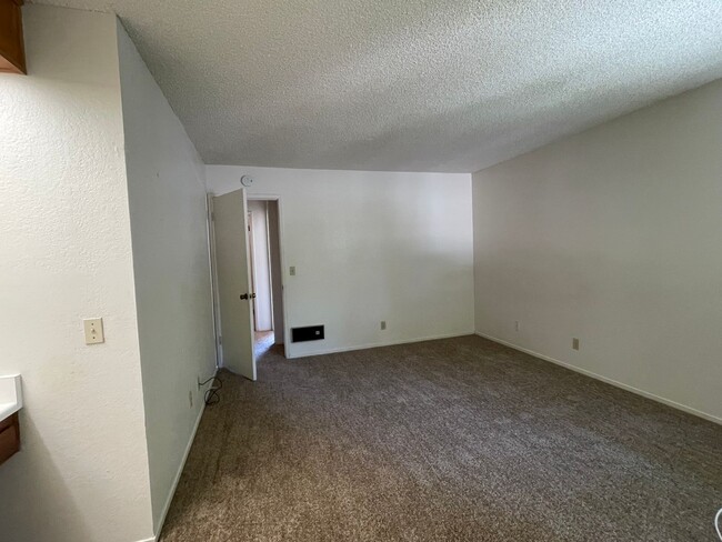 Building Photo - Upgraded Walnut Meadows Condo