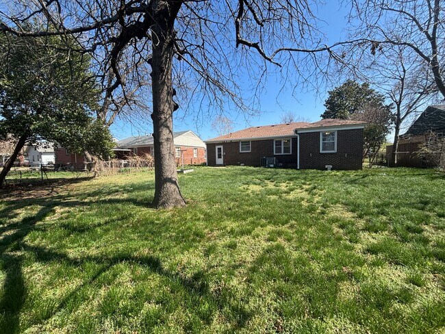 Building Photo - Perfect and Updated Rental close to TU!