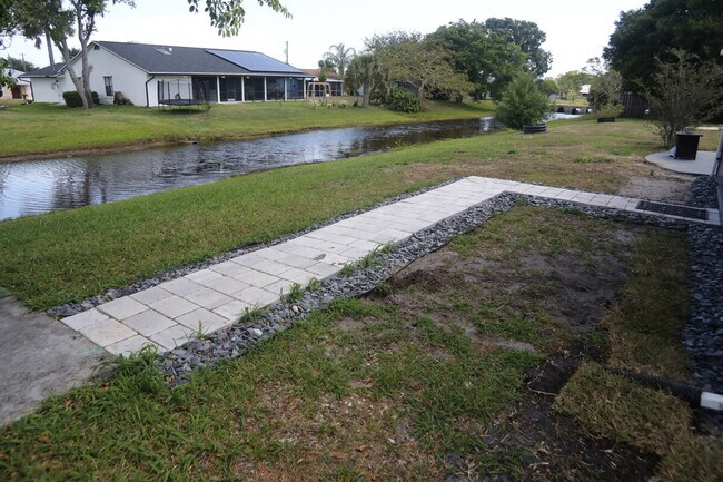 Building Photo - 2341 SE Maslan Ave