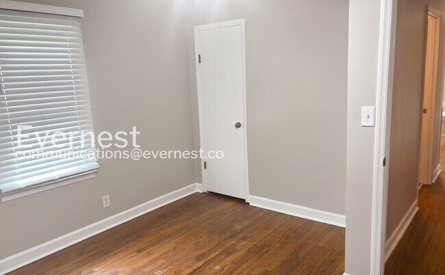 Building Photo - 4 Bed, 2 Bath Home with Fenced Yard / Pet-Friendly / Available Now!