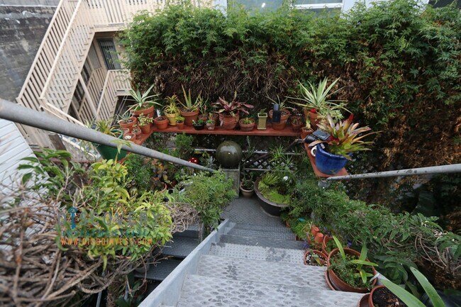Building Photo - SOMA Top Floor Condominium for Immediate L...