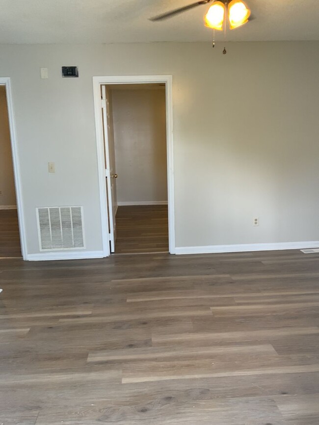 Building Photo - 2 Bedroom 1 bath Apt