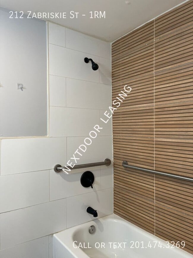 Building Photo - 212 Zabriskie St