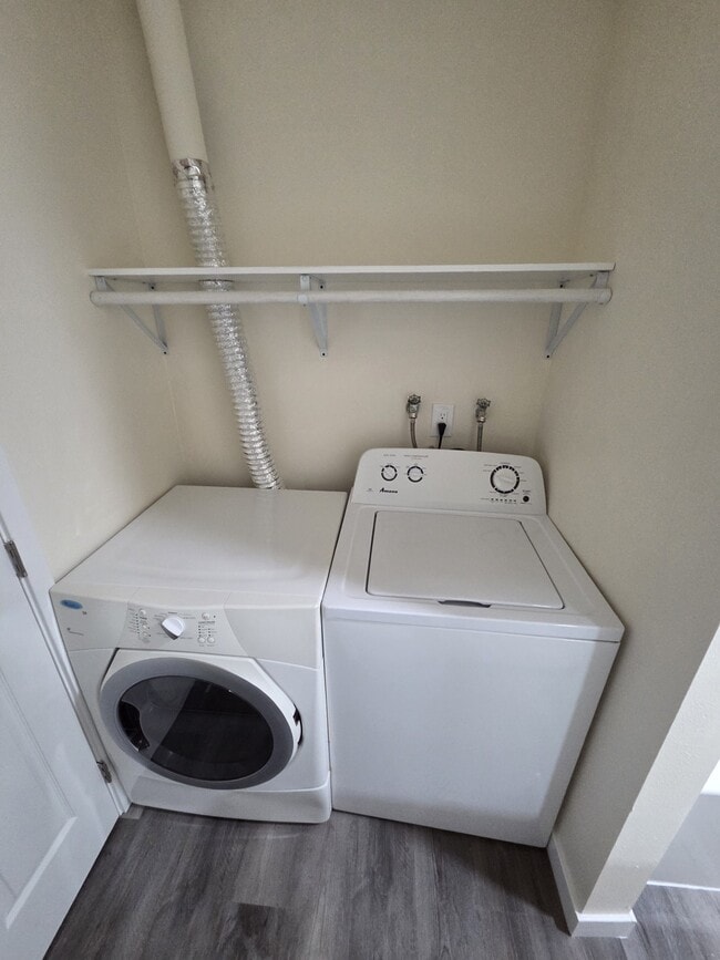 Building Photo - 2105 10th Ave W