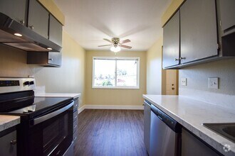 Building Photo - Spacious 2 bedroom 1.5 bath Town house Apa...