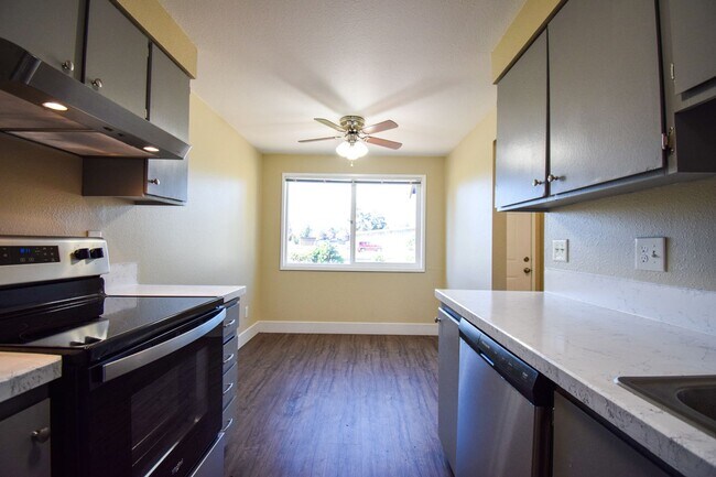 Primary Photo - Spacious 2 bedroom 1.5 bath Town house Apa...
