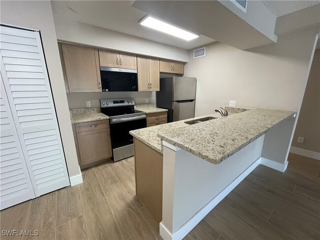 Building Photo - 5323 Summerlin Rd