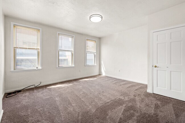 Building Photo - Stunning 3 bedroom home in South Side avai...