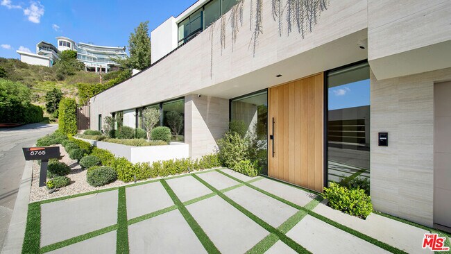 Building Photo - 8765 Hollywood Blvd