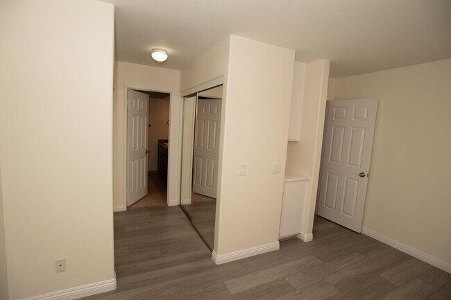 Building Photo - 2 Bedrooms | 2 Bathrooms | Shoppers Paradise