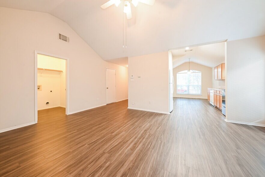 Building Photo - 1011 Caliente Dr