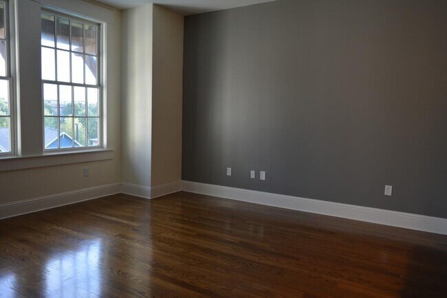 Building Photo - 943 N Ormewood Park Dr SE