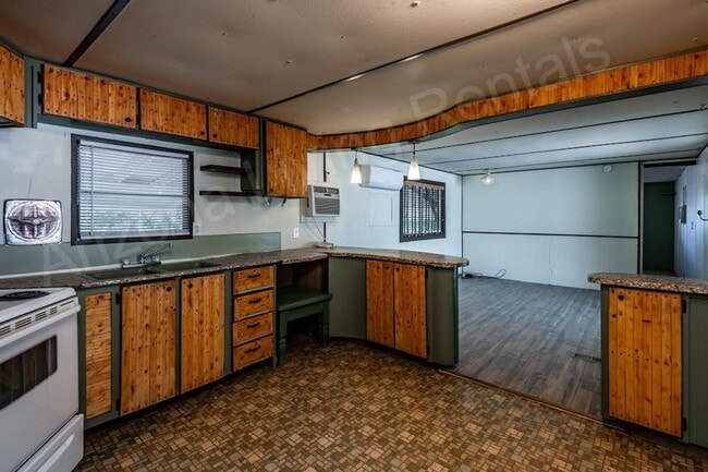 Building Photo - COZY & SPACIOUS