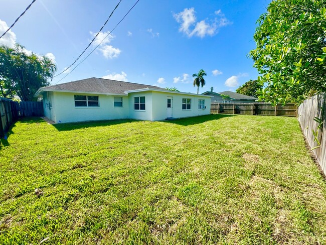 Building Photo - ** CENTRAL NAPLES ** 3 BED + DEN / 2 BATH ** GARAGE - NO HOA! ** ANNUAL RENTAL **