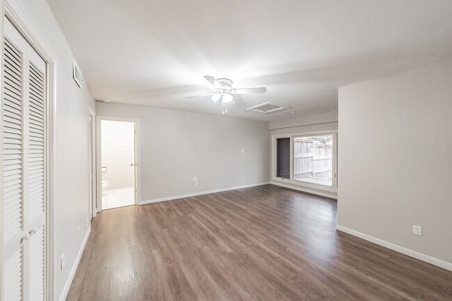 Building Photo - Prime Location in Overton West! Spacious D...