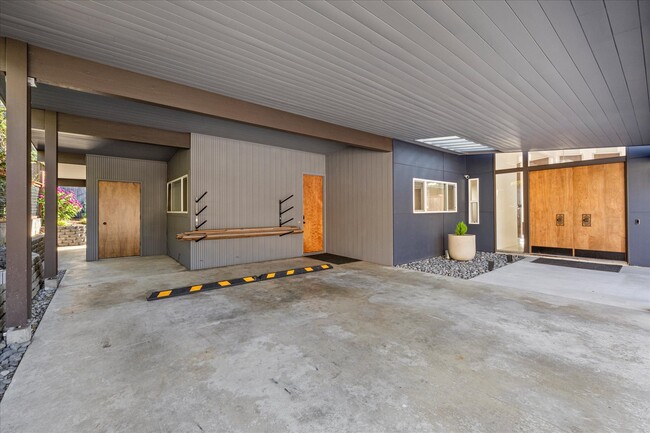 Building Photo - 9 Maple Ln