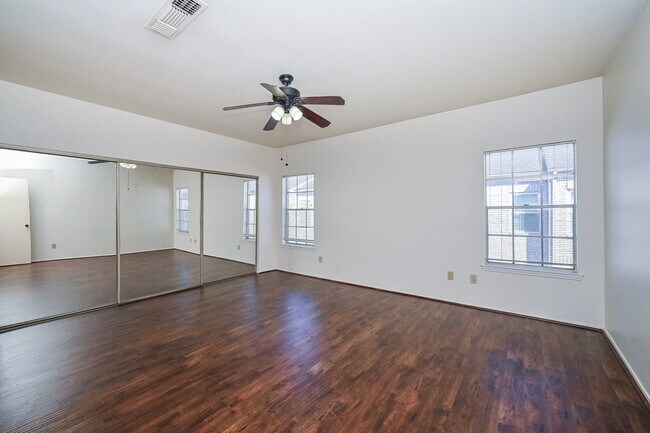 Building Photo - 338 Wilcrest Dr