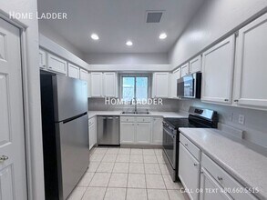 Building Photo - 651 W Fairway Cove Dr