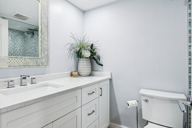 Building Photo - 200 E Royal Palm Rd