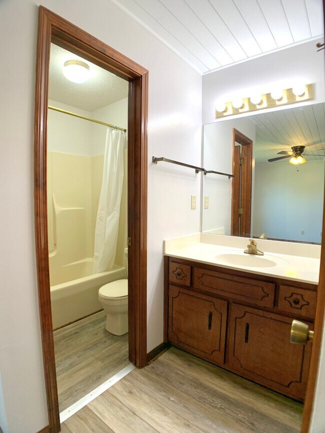 Building Photo - 501 Eysian Rd