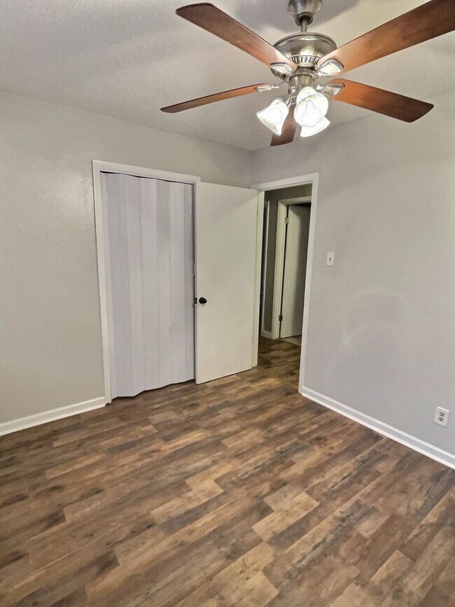 Building Photo - Spacious 4-Bedroom, 2-Bathroom Home in Ocean Springs – Prime Location & Move-In Ready!