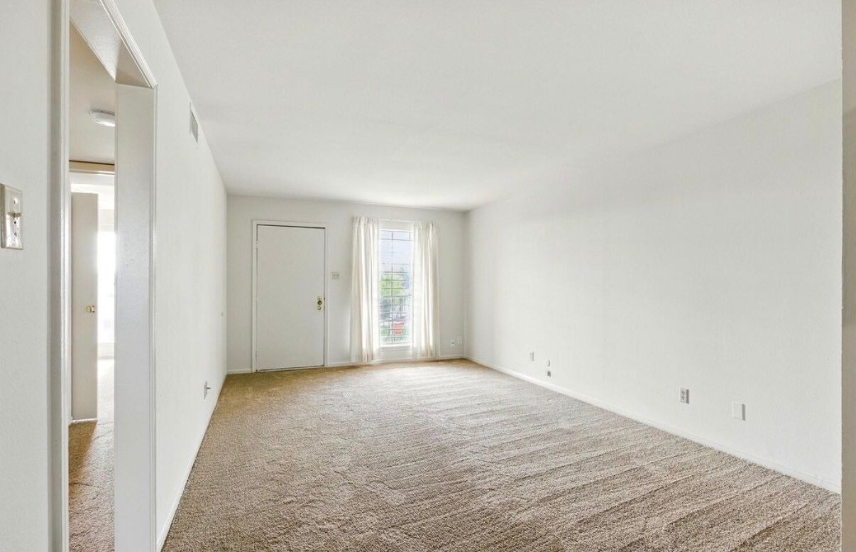 Building Photo - 9641 Hollock St