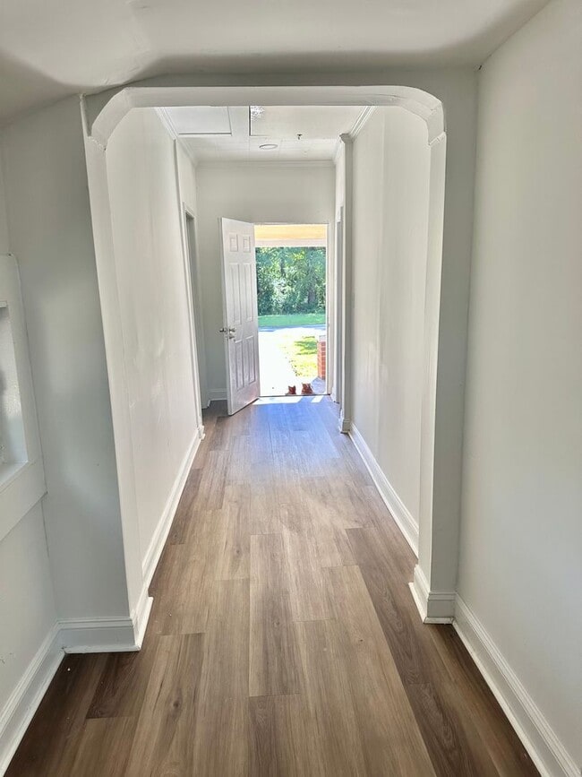 Building Photo - Recently Renovated 2-Bedroom Home in Hende...
