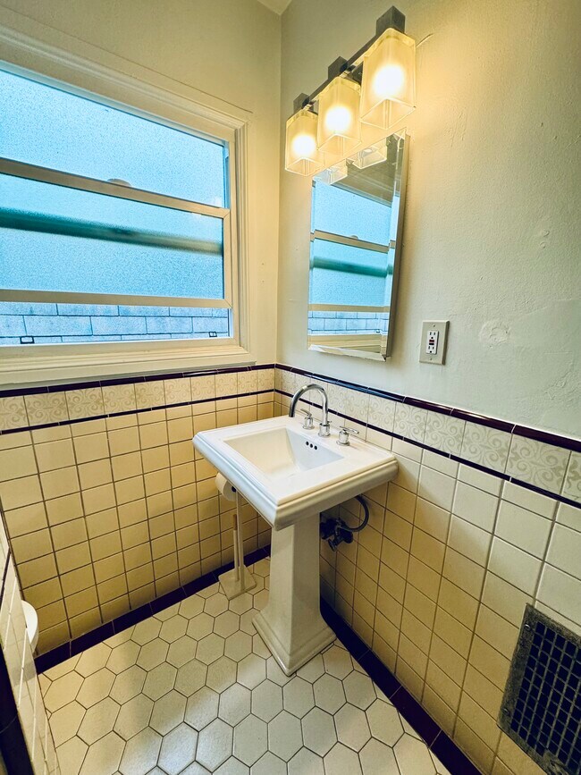 Bathroom - 1923 Talmadge St