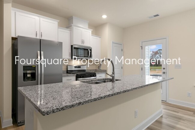 Building Photo - Townhome! | Back Patio with Privacy Fence|...