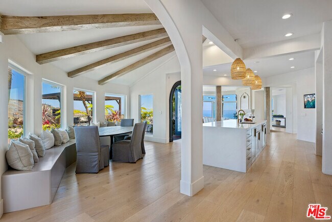 Building Photo - 5868 Zumirez Dr