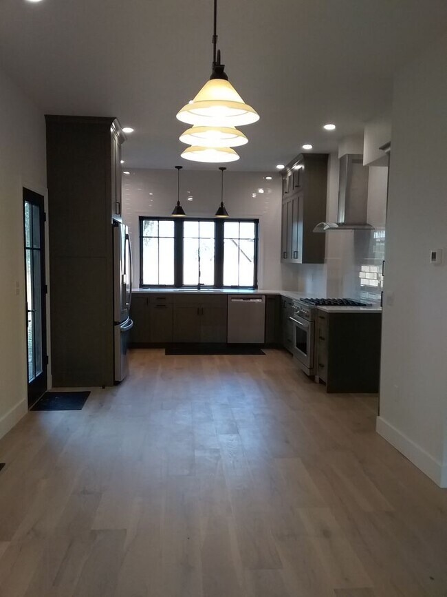 Building Photo - Completely remodeled 3 bed 2.5 bath single...