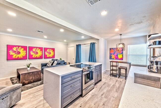 Building Photo - Charming 2 bedroom