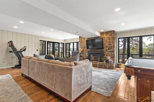 Building Photo - Price reduction on this beautiful family home with the best views in the city!  $3950/mo!!
