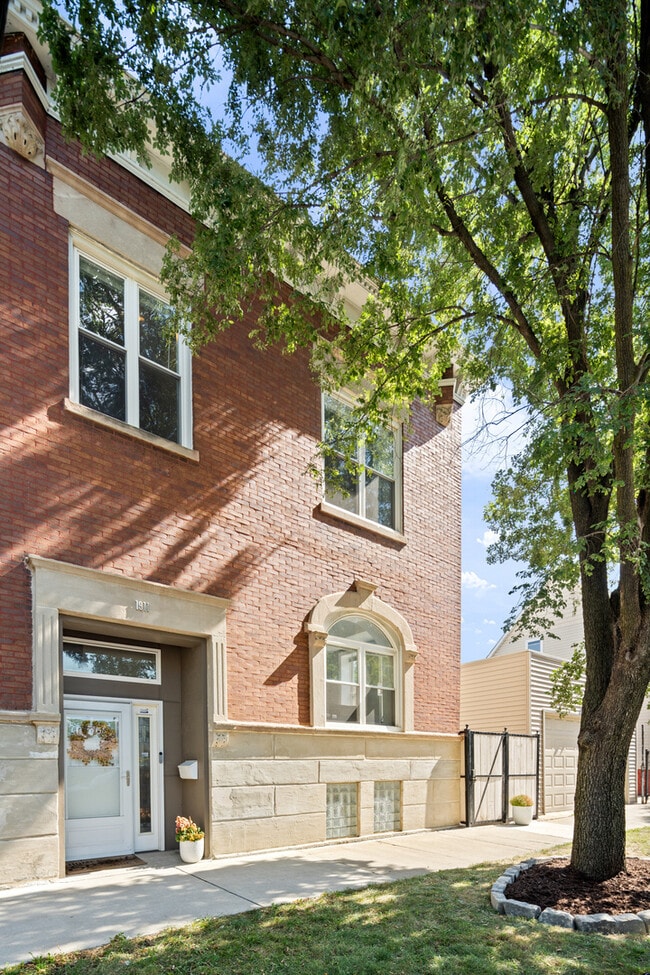 Primary Photo - 1911 N Lawndale Ave