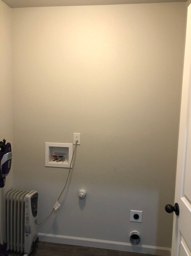 Building Photo - Brand new 3 bedroom house in Roseburg