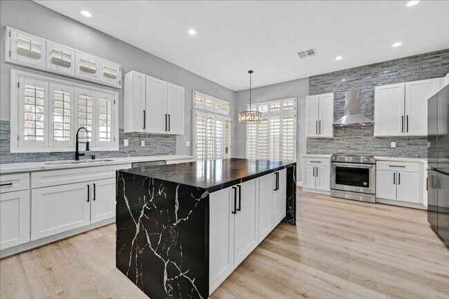 Building Photo - Fully remodeled 5 bed plus Loft / 4.5 bath...