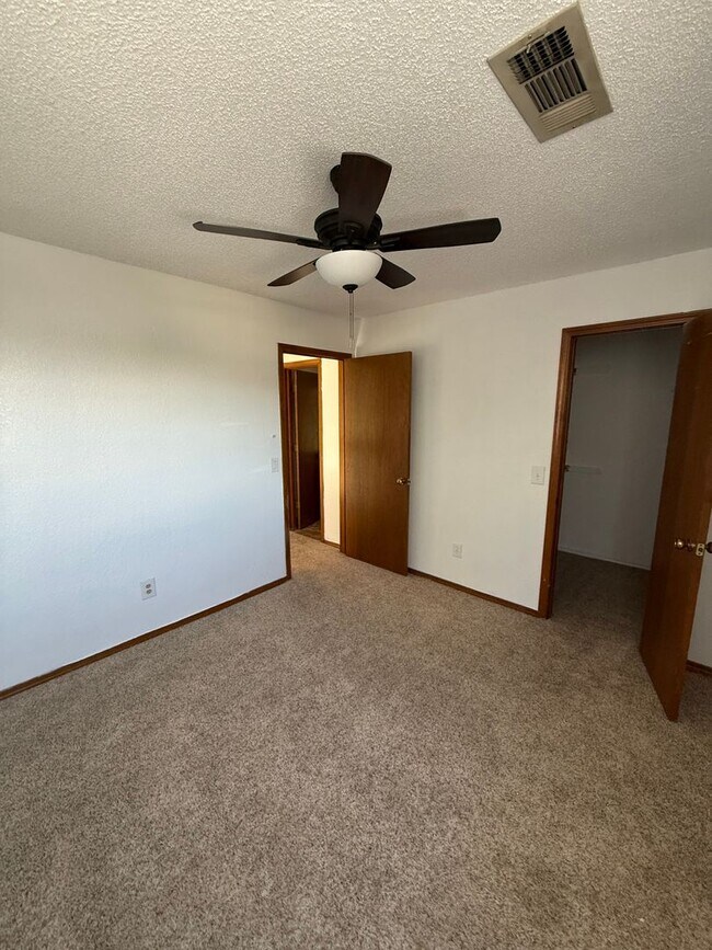 Building Photo - 3 bedroom 2.5 bath, 2 car garage off Easte...