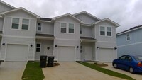 Building Photo - Stunning Townhome – Prime Pensacola Location