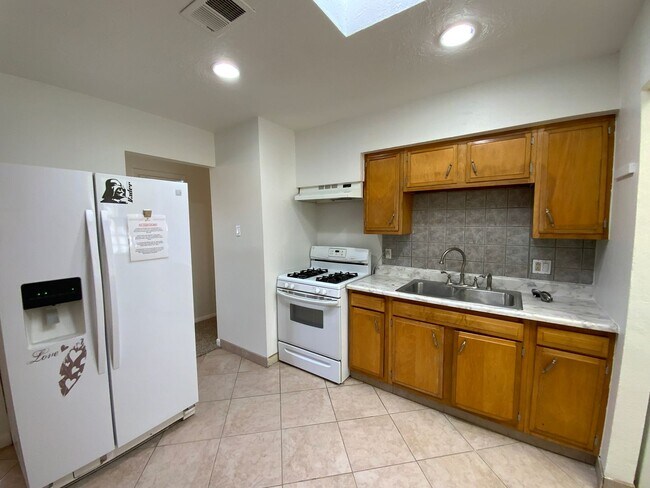 Building Photo - 3 Bedroom Single Story Home Available Near...