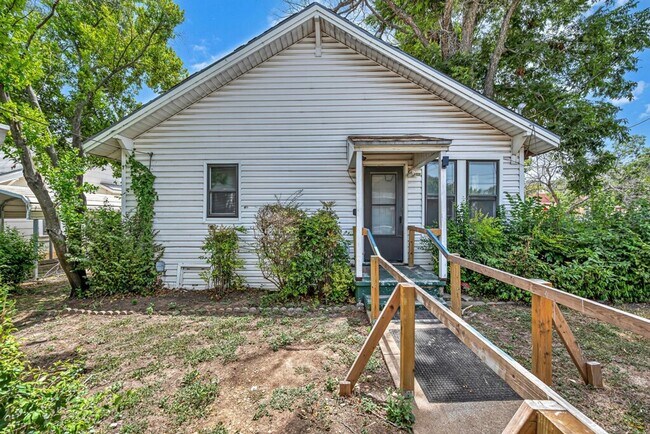 Building Photo - Spacious 3 Bed - 1 Bath House Near Downtown