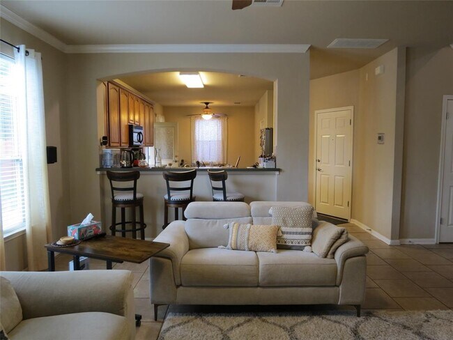 Building Photo - 402 Las Colinas Dr